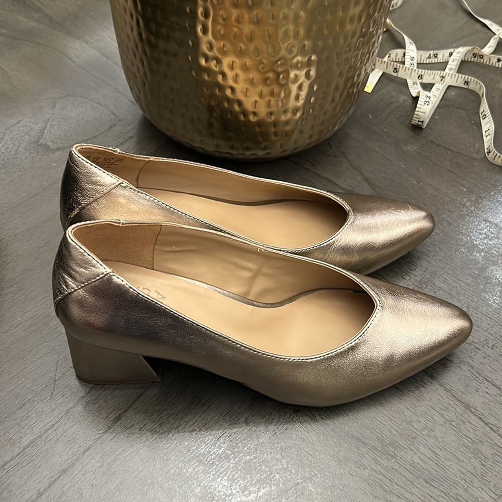 NATURALIZER Malynn Pumps Women's Shoes In Warm Silver - Picture 9 of 10